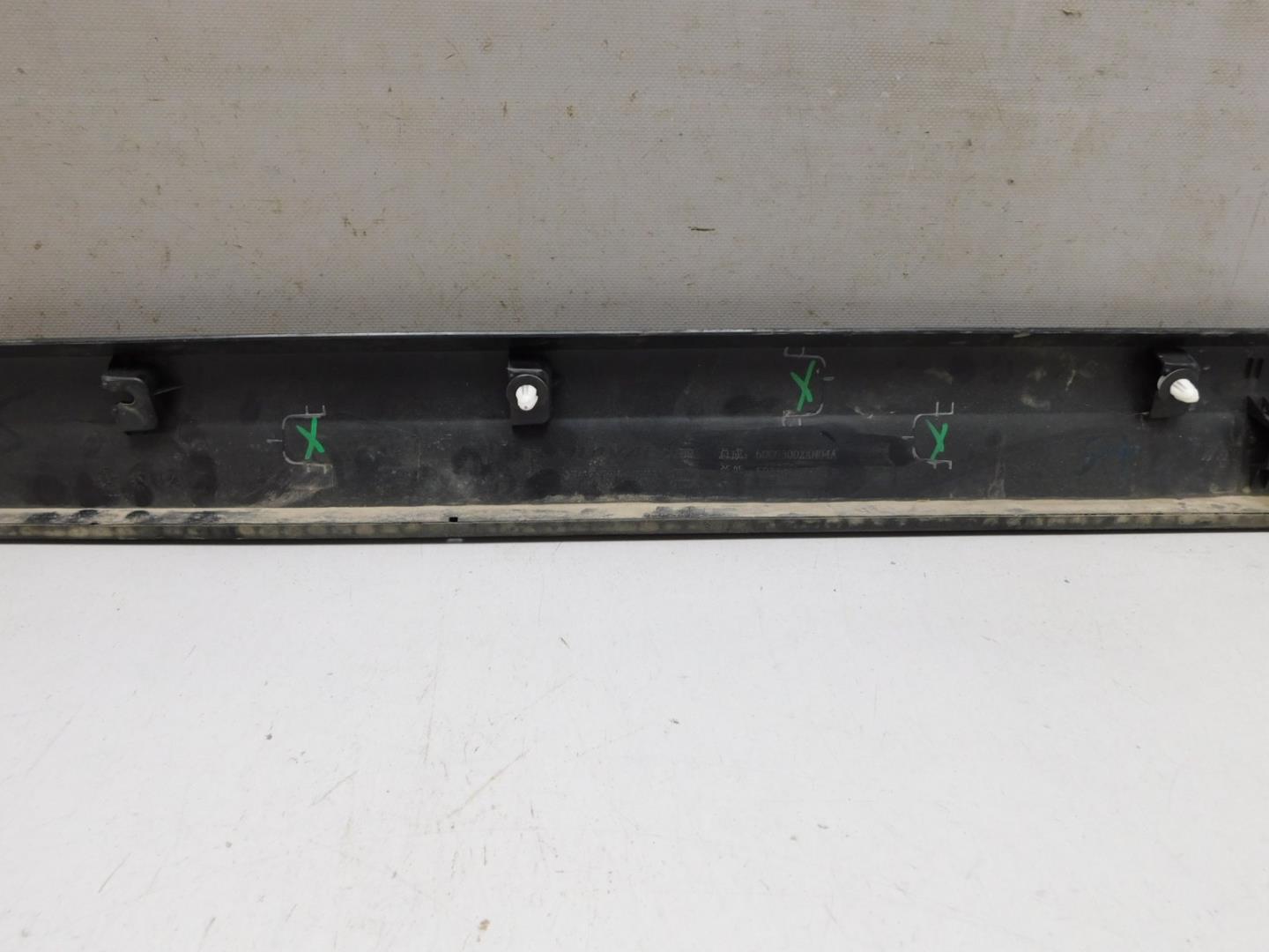 Накладка двери передней правой