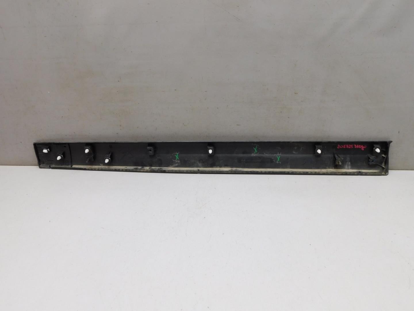 Накладка двери передней правой