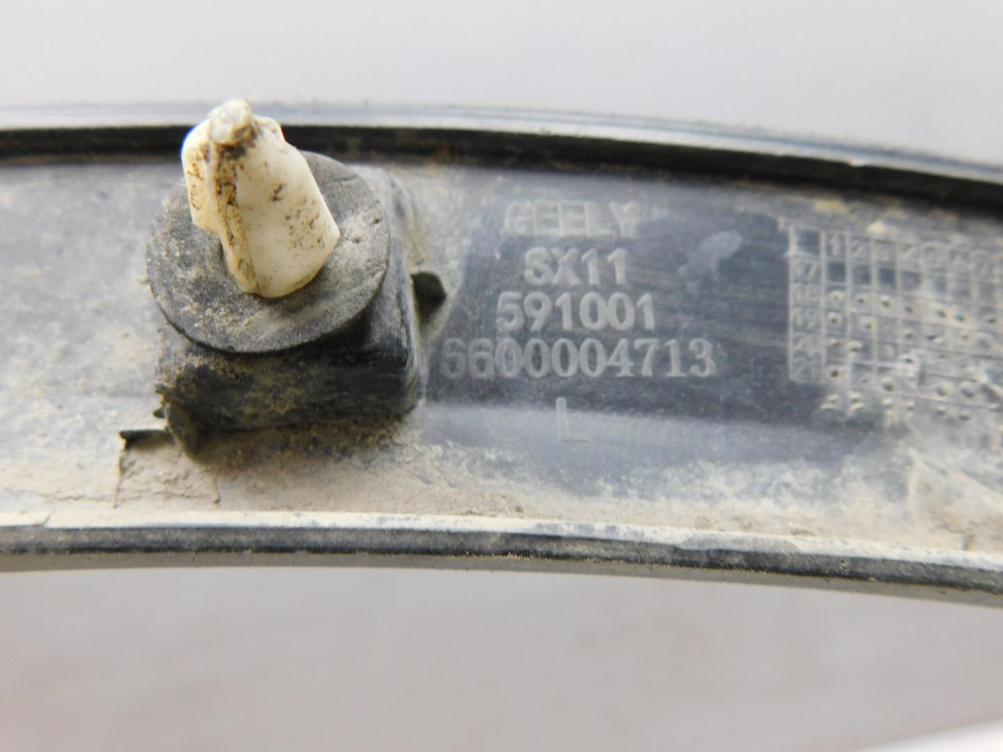 Накладка переднего крыла левого