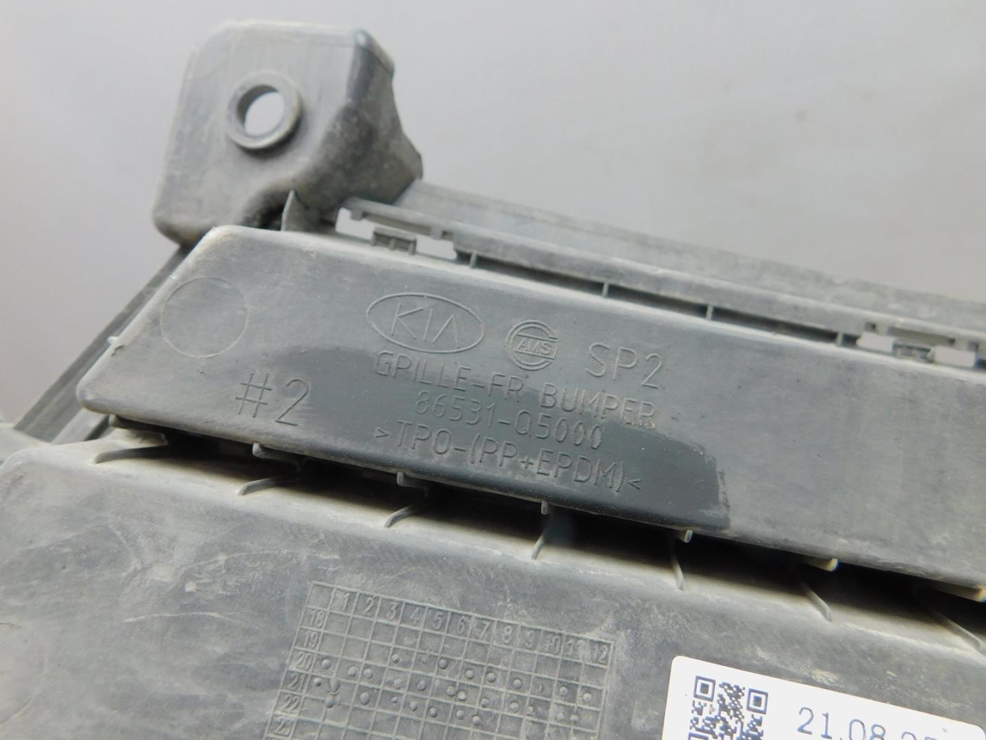 Решетка в бампер центральная