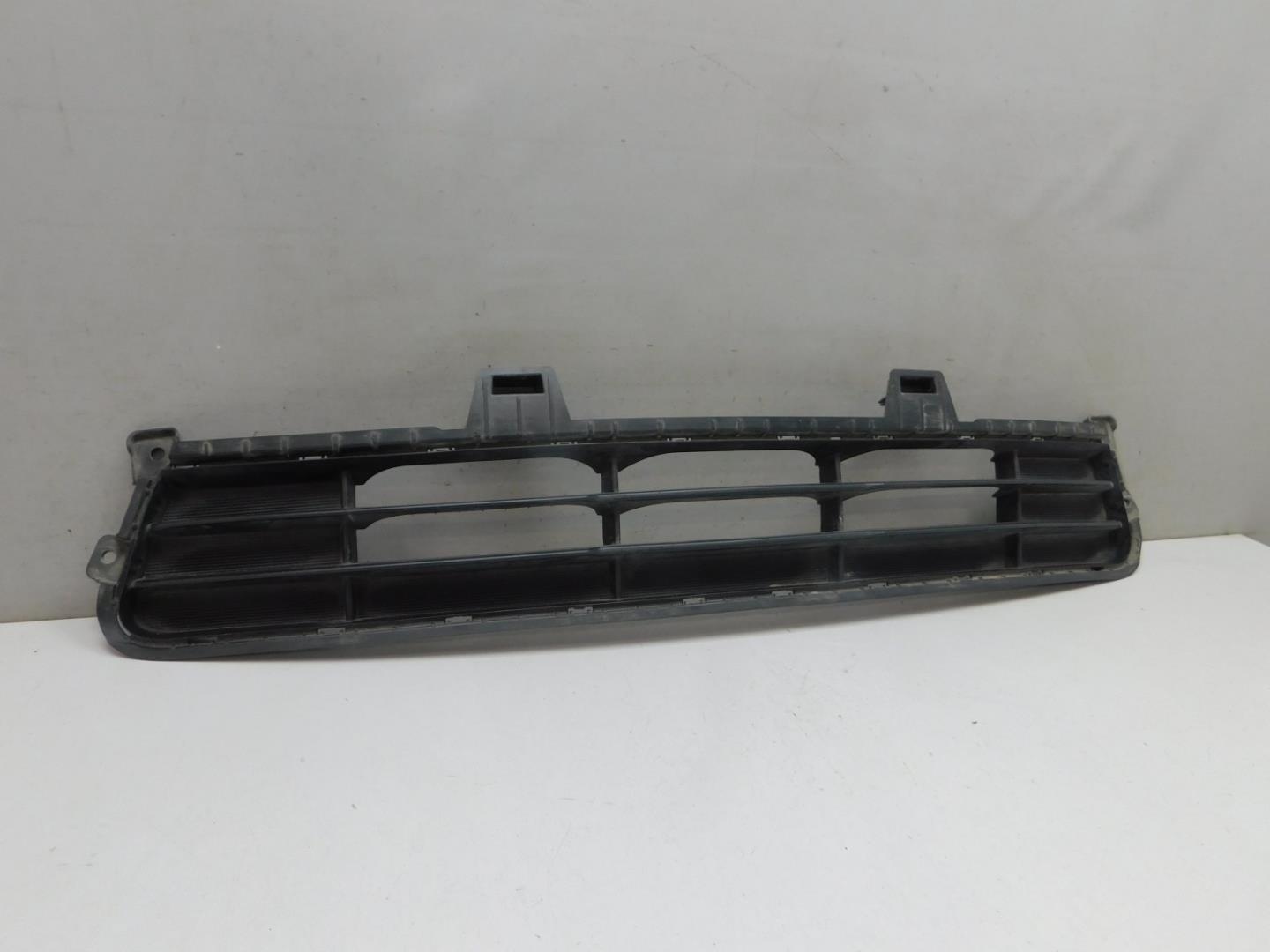 Решетка в бампер центральная