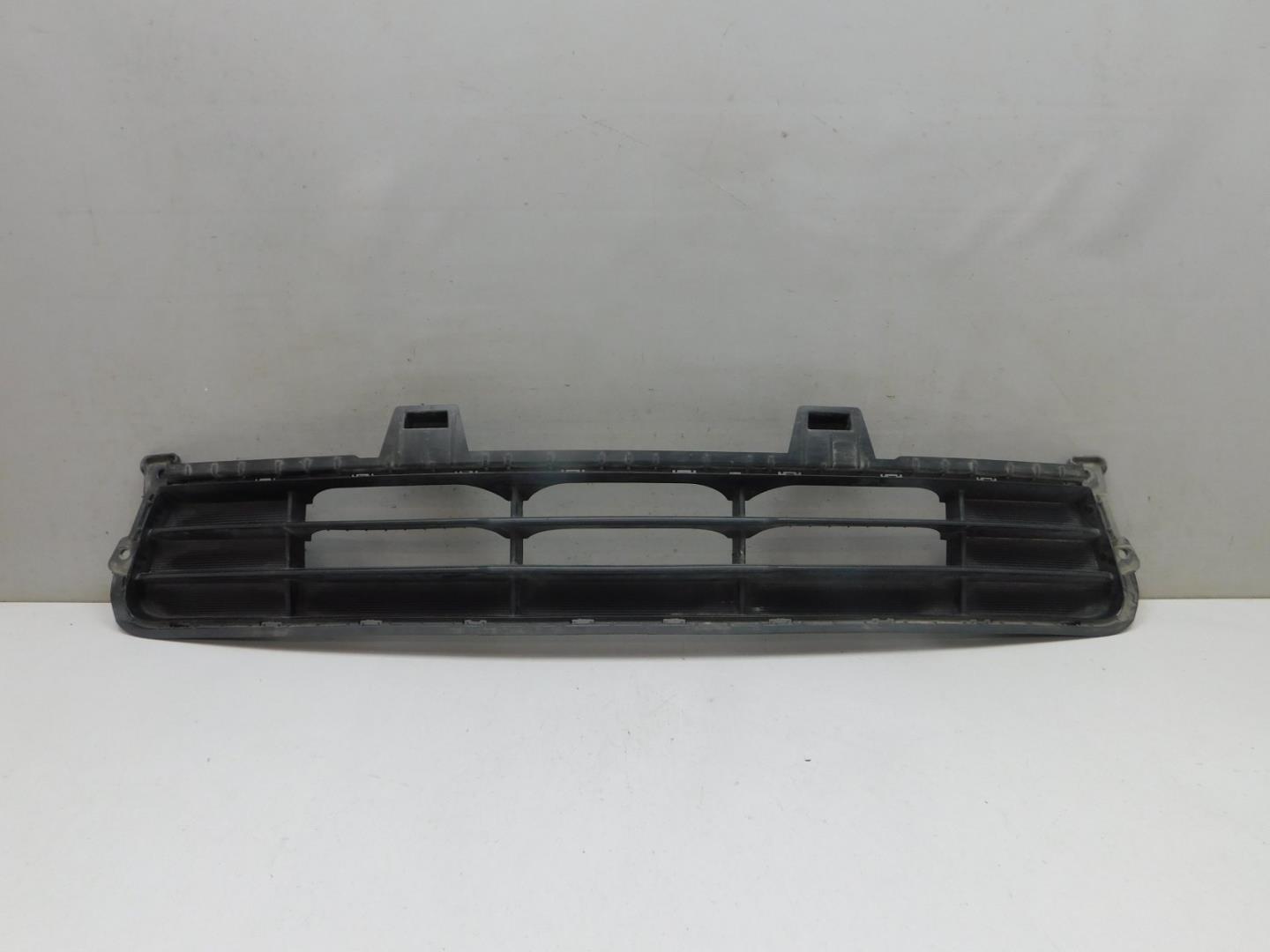 Решетка в бампер центральная