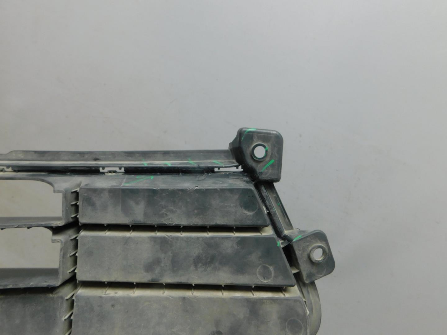 Решетка в бампер центральная