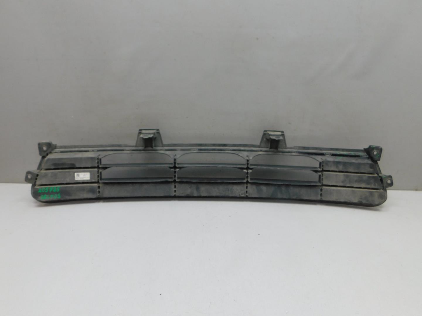 Решетка в бампер центральная