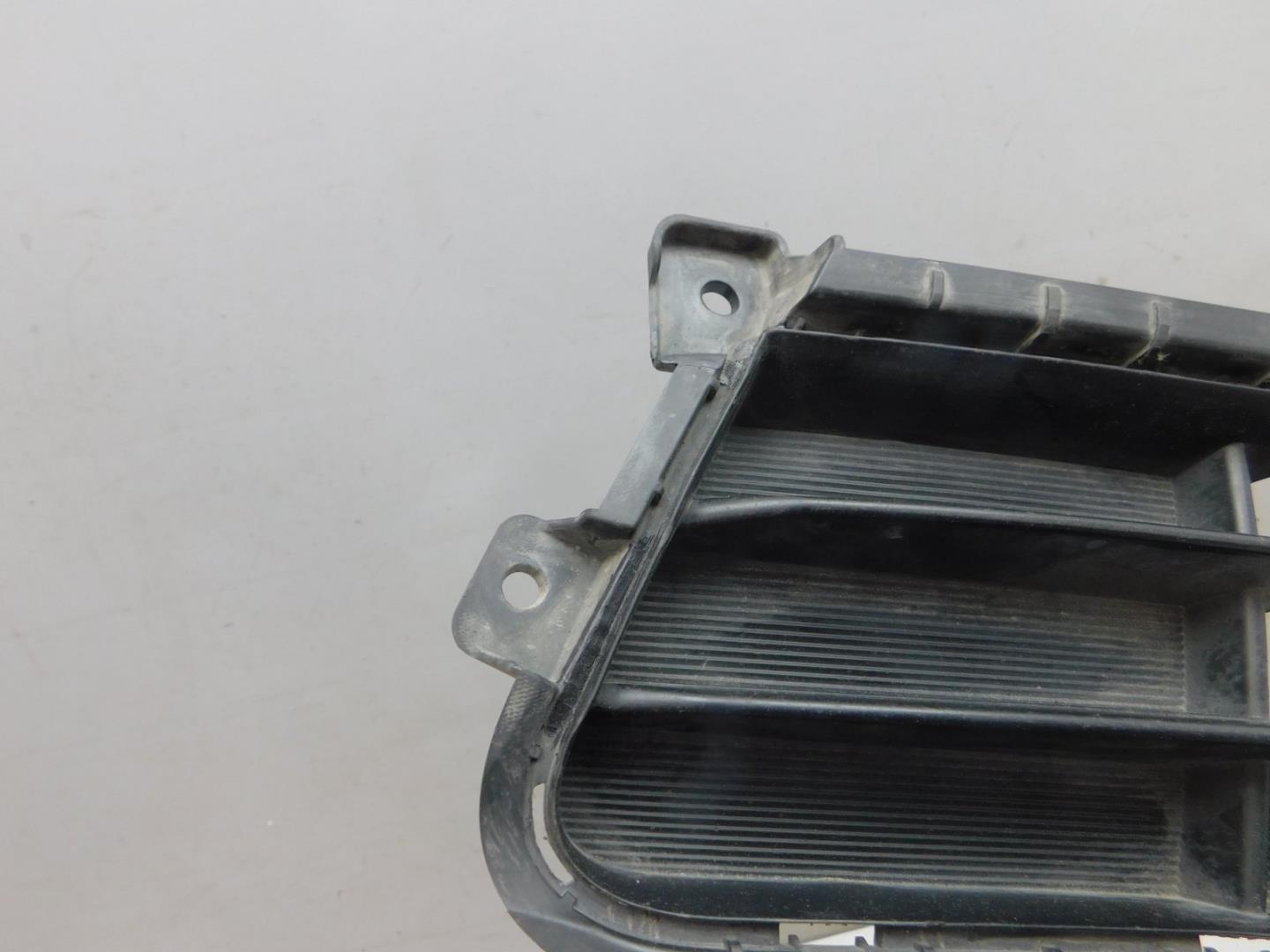 Решетка в бампер центральная