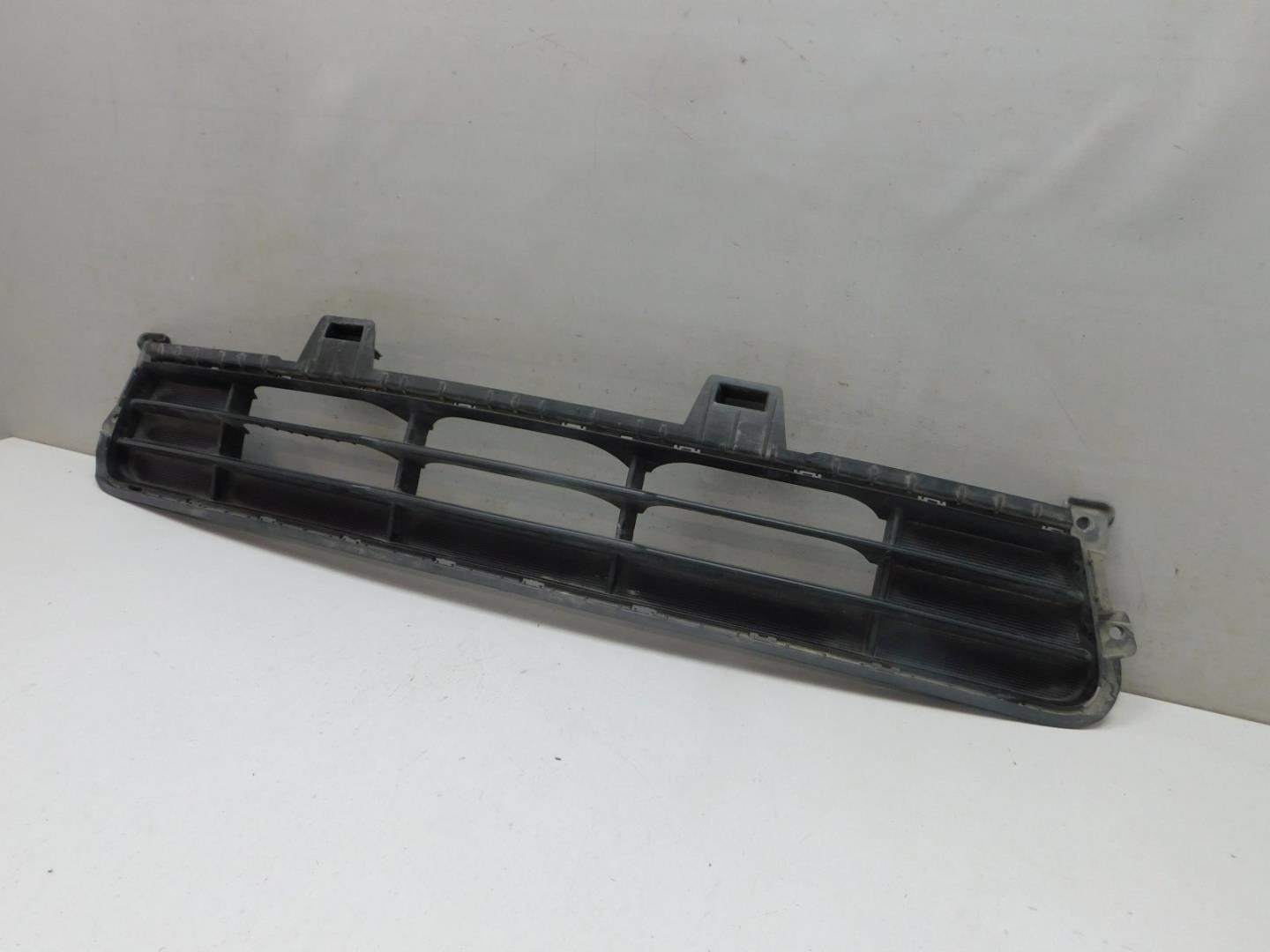 Решетка в бампер центральная