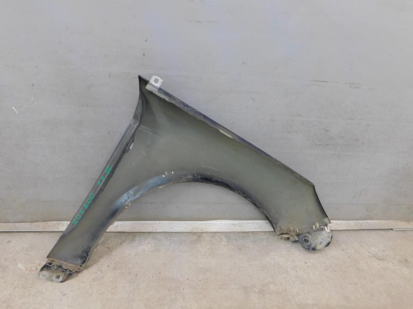 Крыло переднее левое