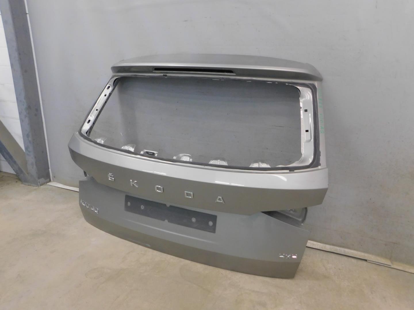 Дверь багажника