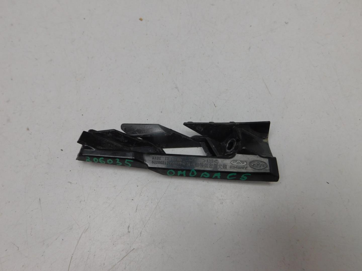 Кронштейн решетки радиатора