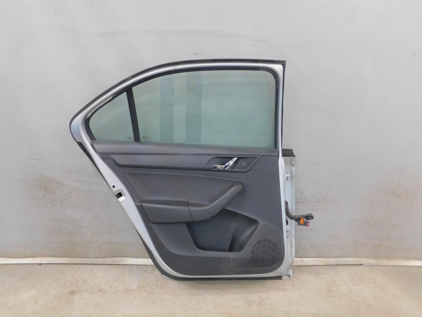 Дверь задняя левая