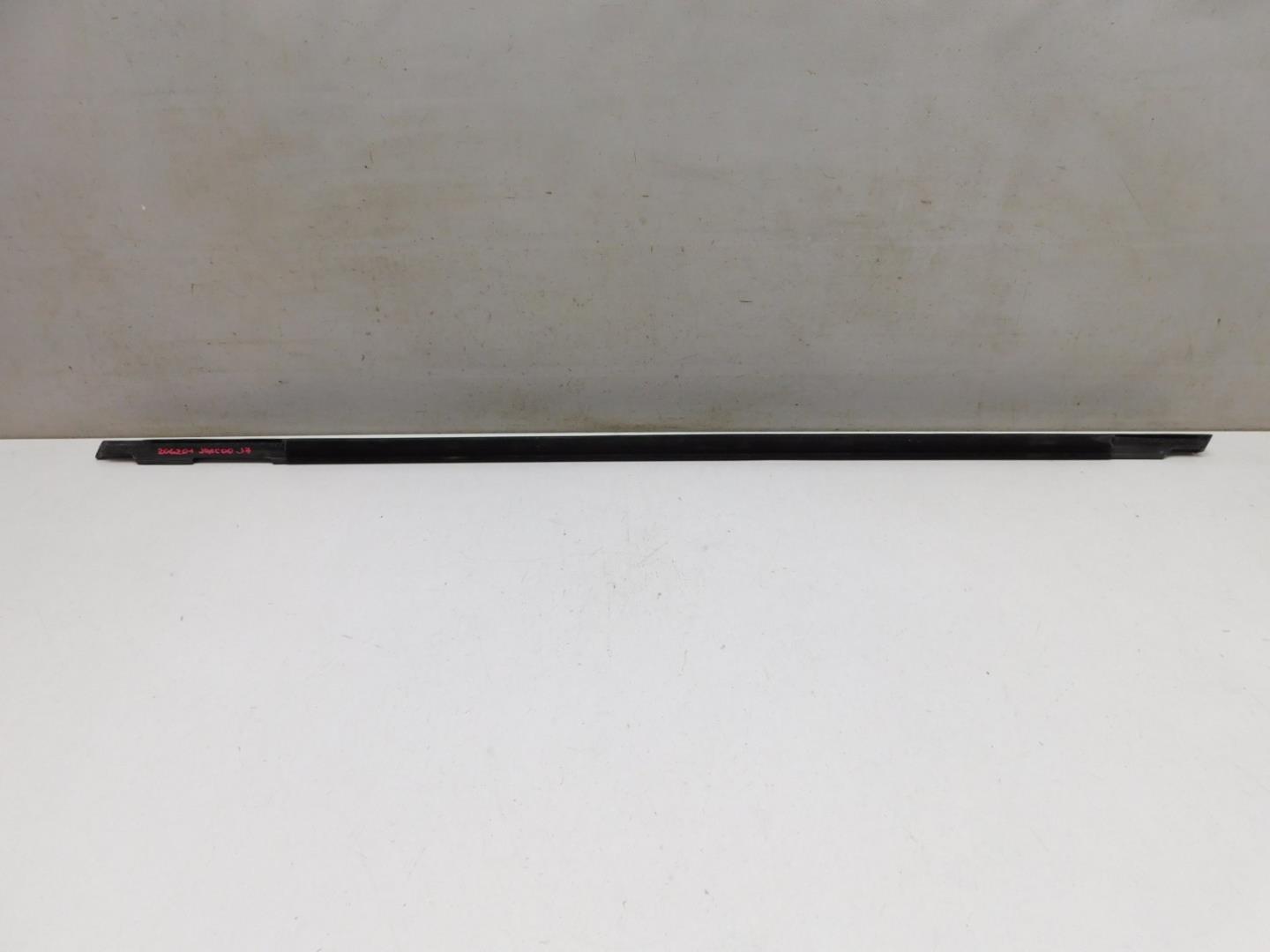 Накладка стекла переднего левого