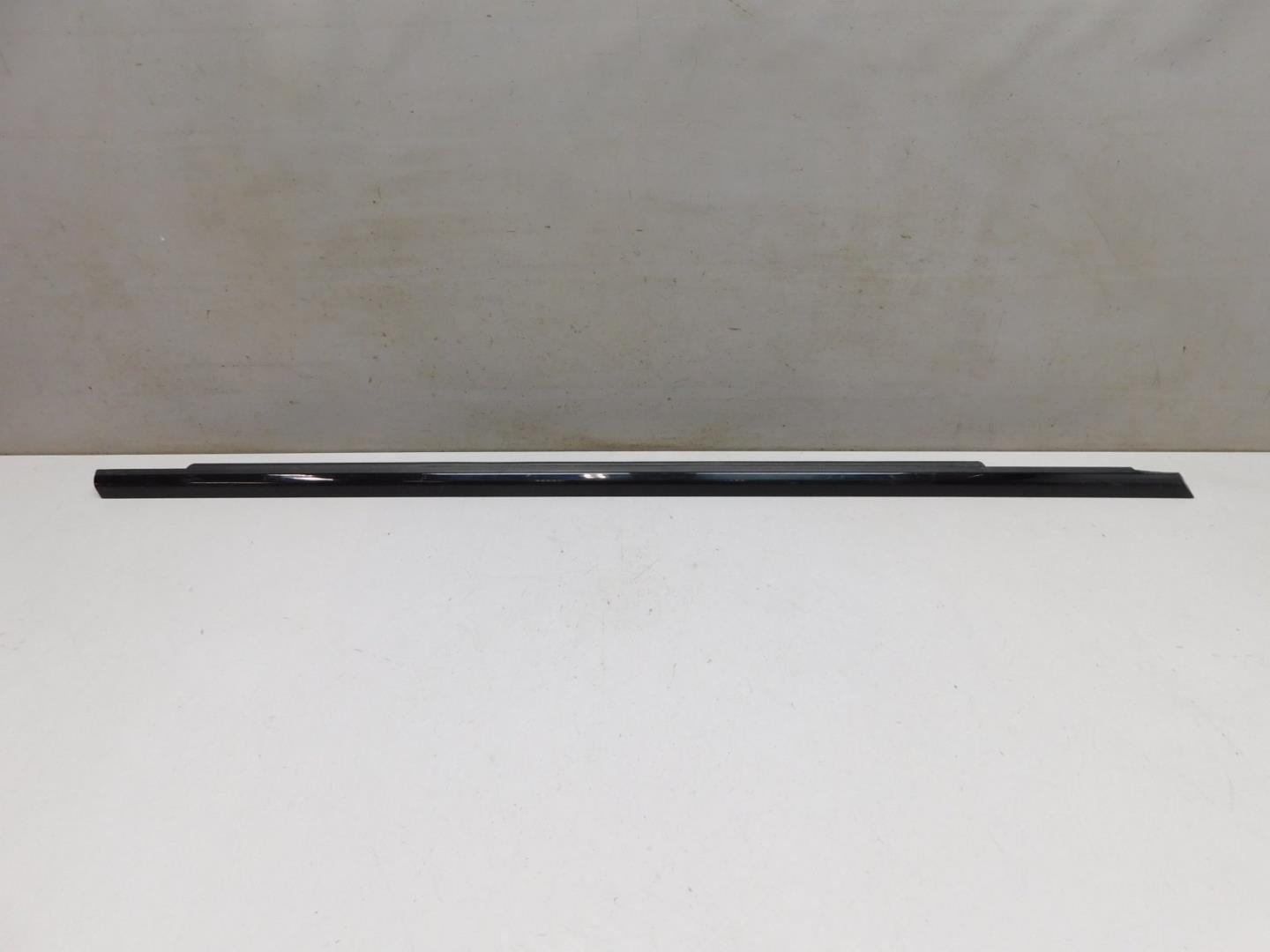 Накладка стекла переднего левого