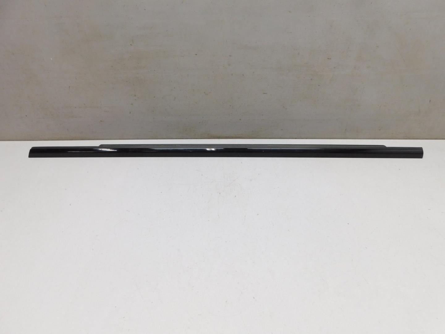 Накладка стекла заднего левого