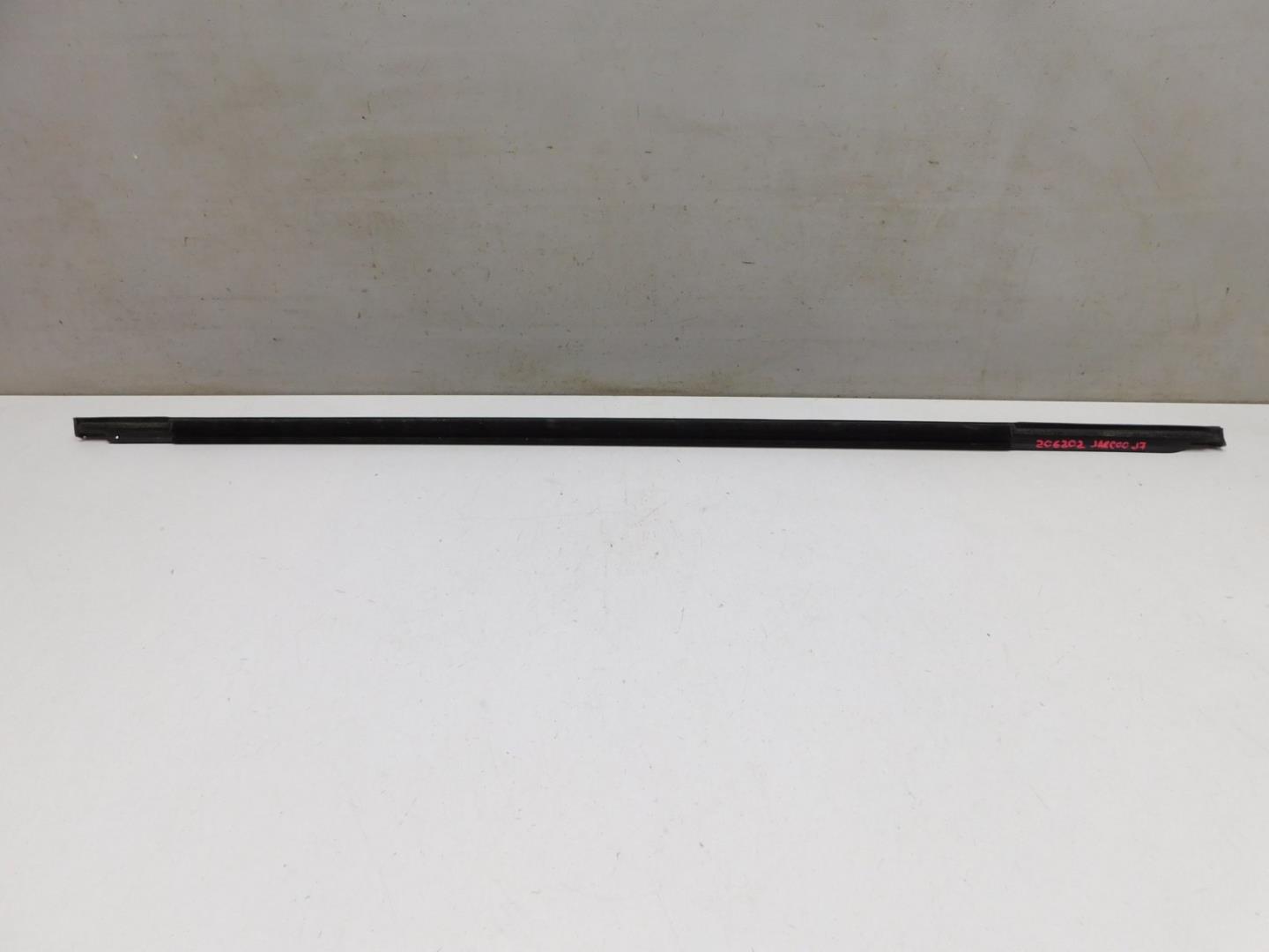 Накладка стекла заднего левого