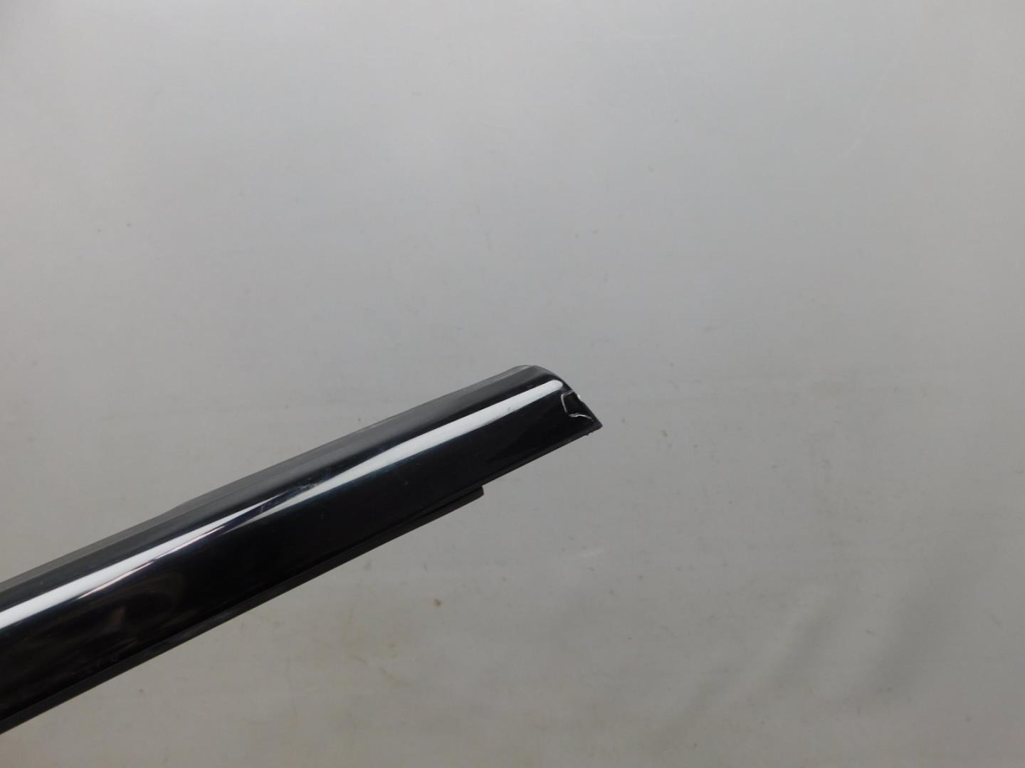 Накладка стекла заднего левого