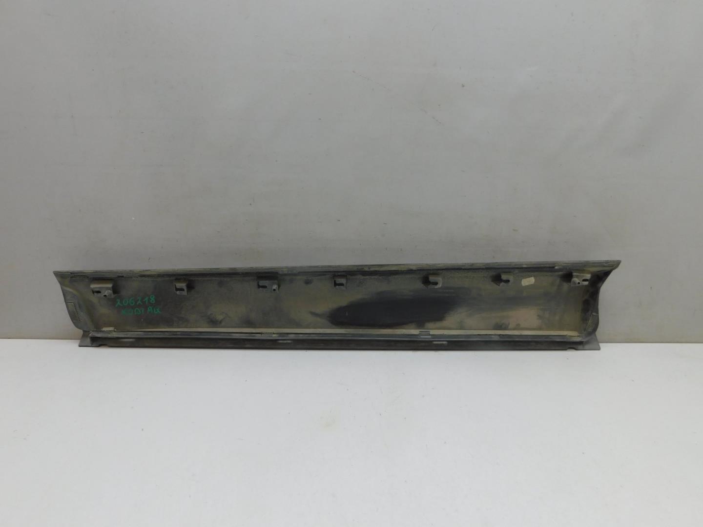 Накладка двери передней правой