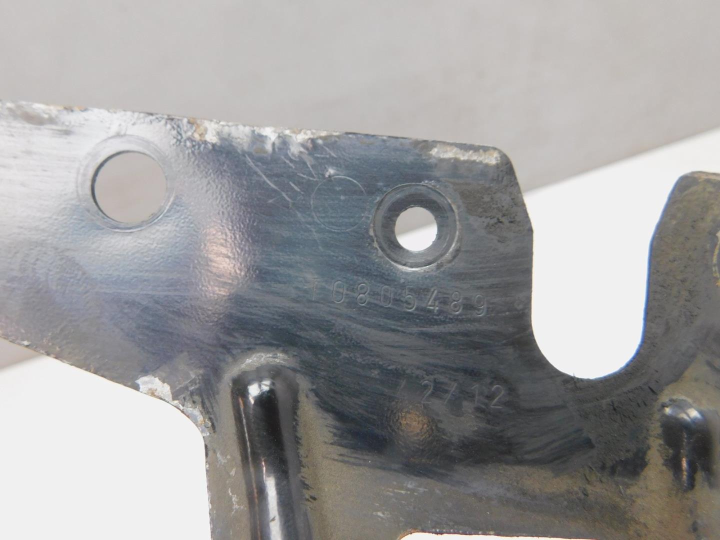 Кронштейн замка капота