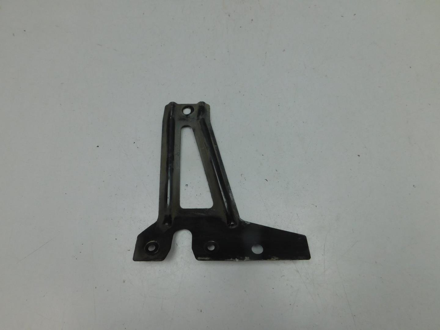 Кронштейн замка капота