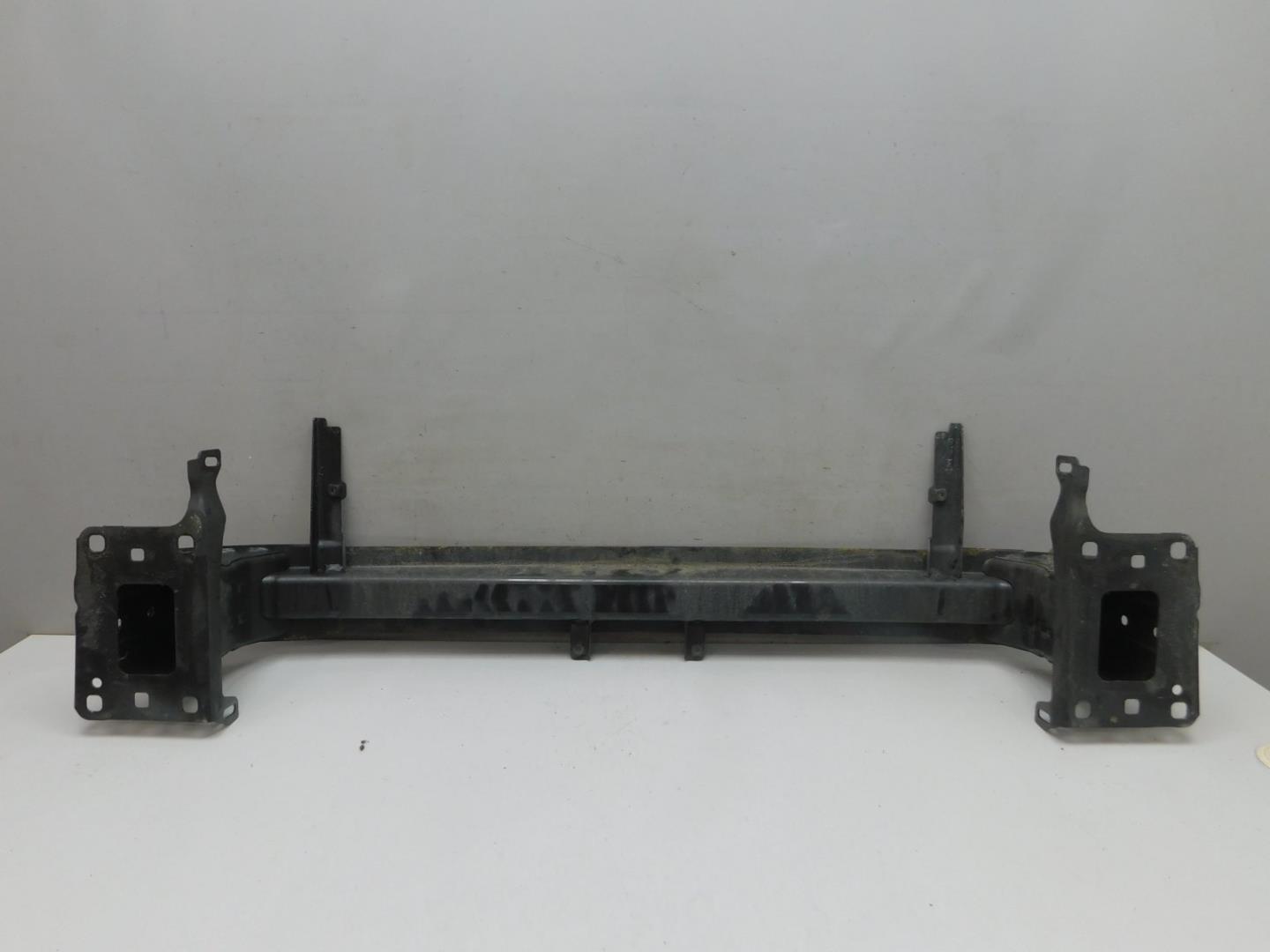 Усилитель переднего бампера