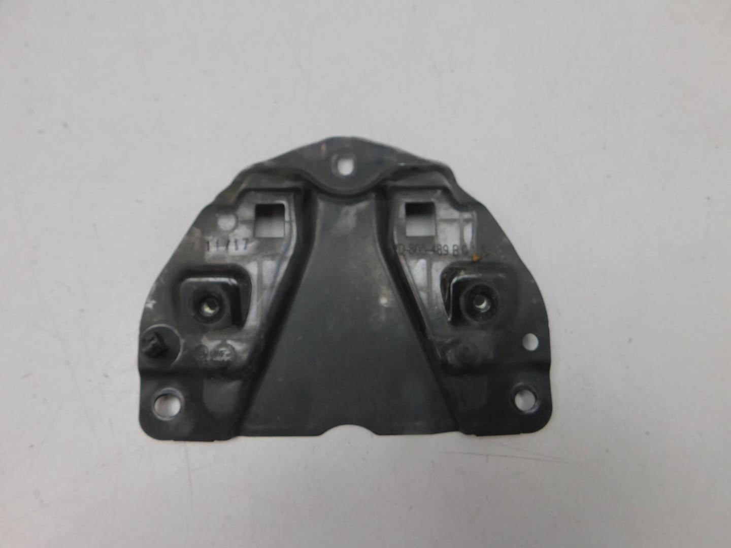 Кронштейн замка капота