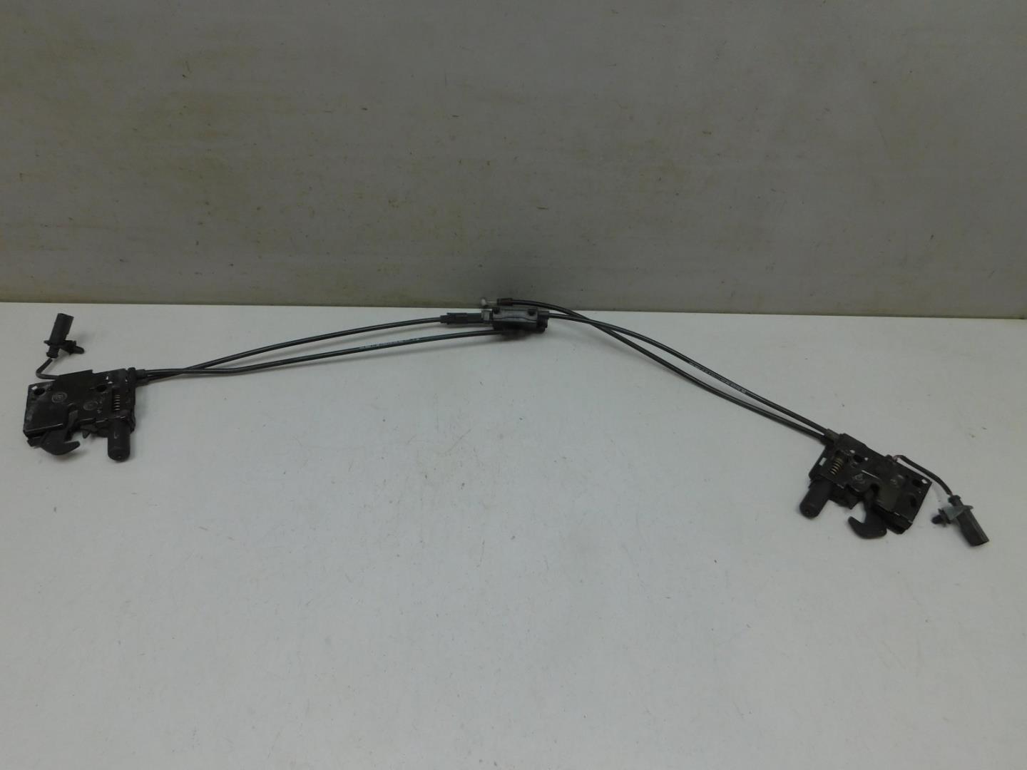 Замок капота