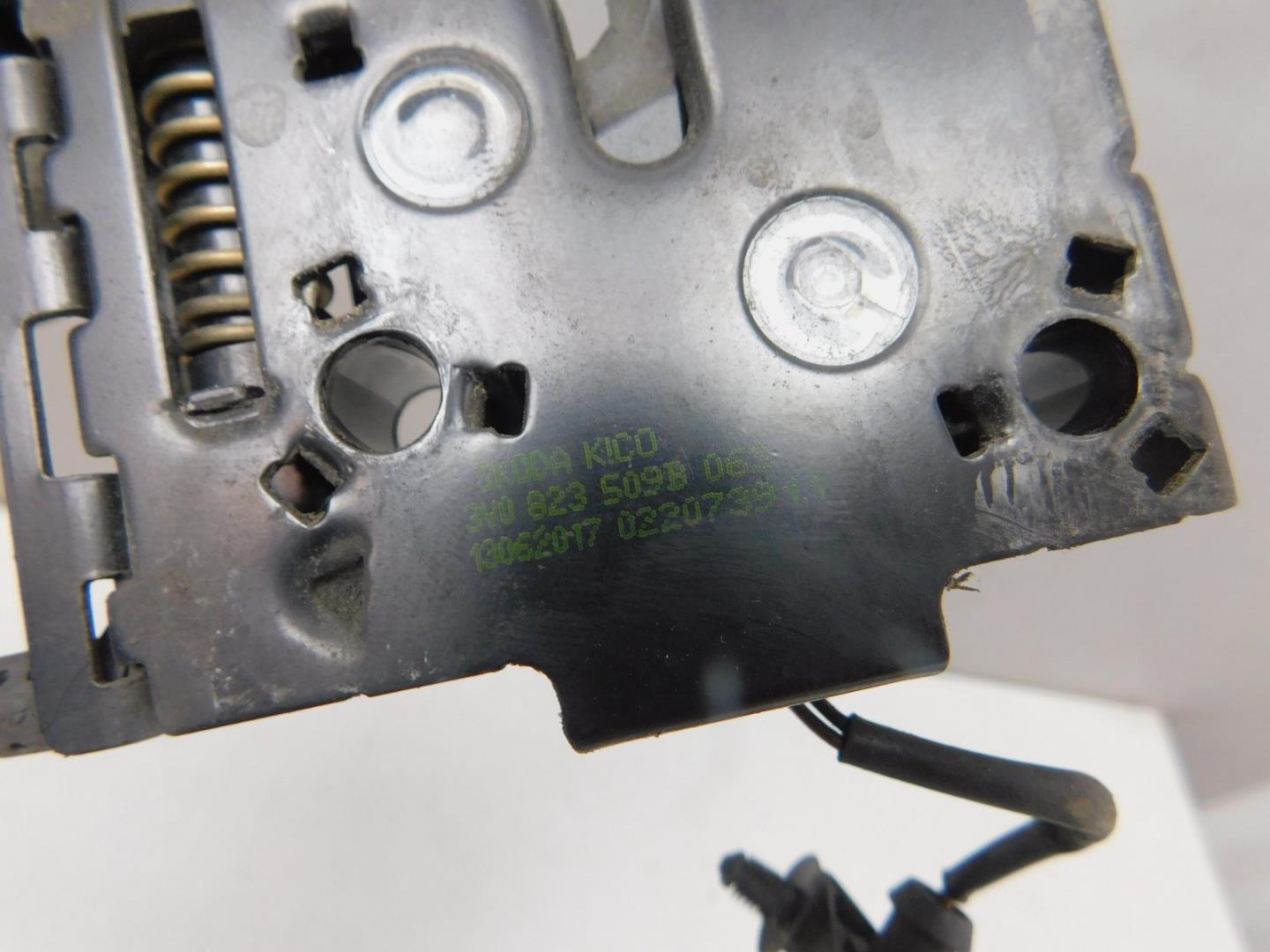 Замок капота