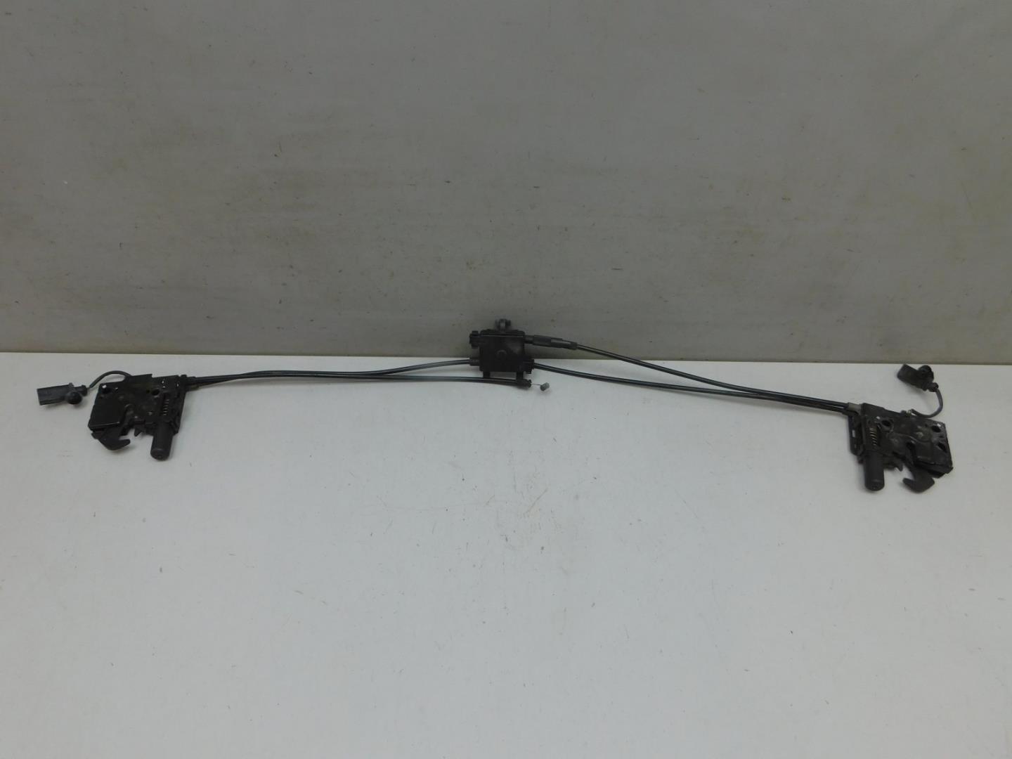 Замок капота