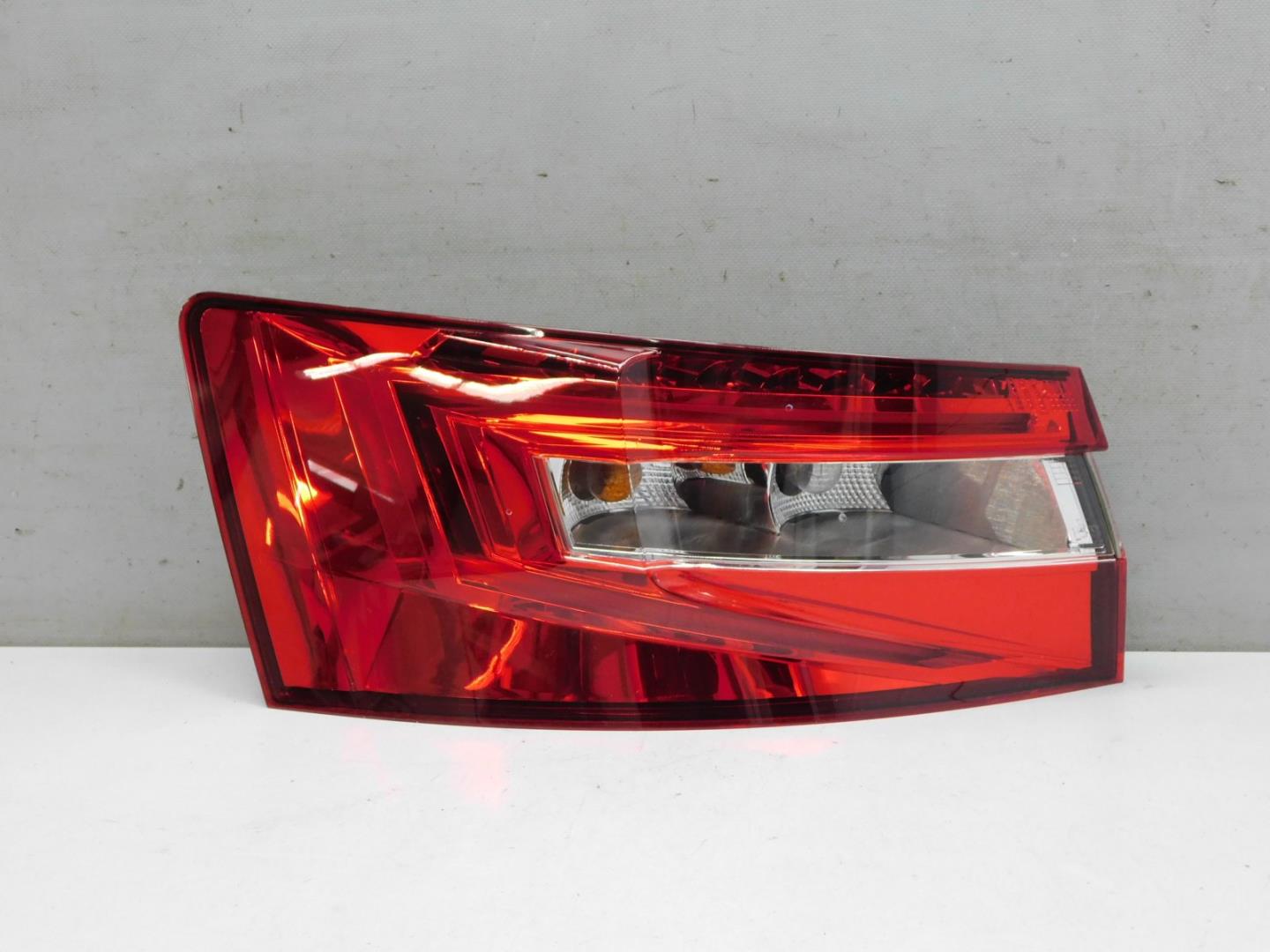 Фонарь задний наружный левый