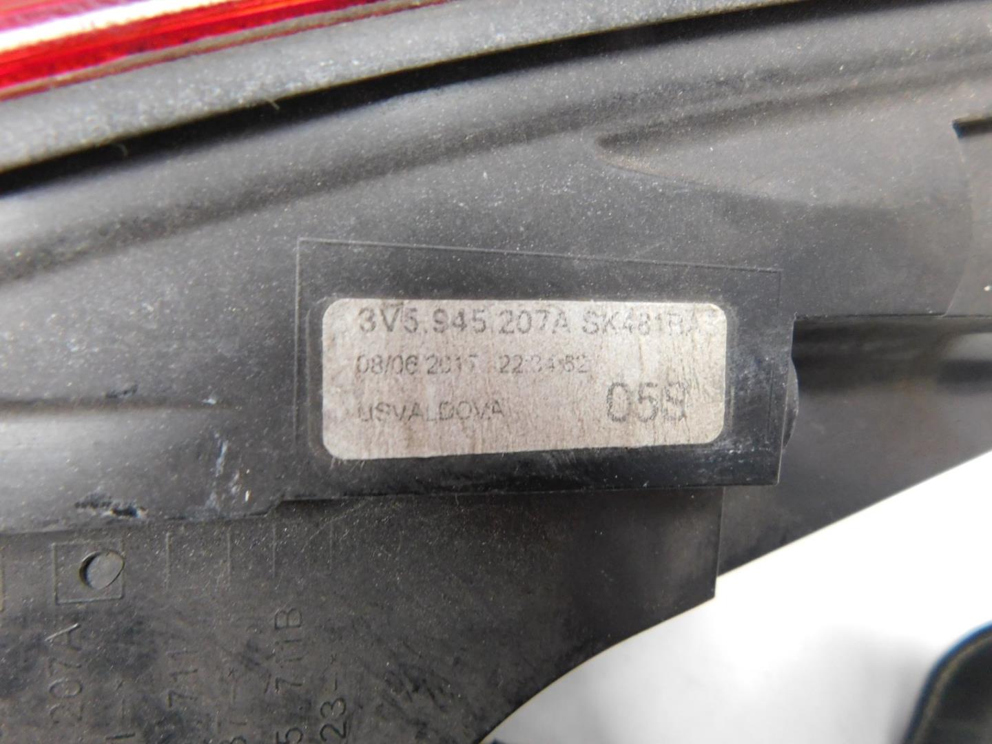 Фонарь задний наружный левый