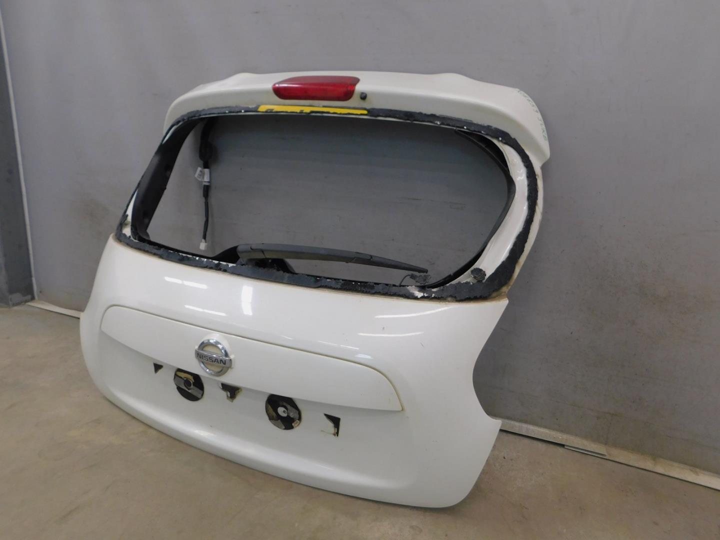 Дверь багажника