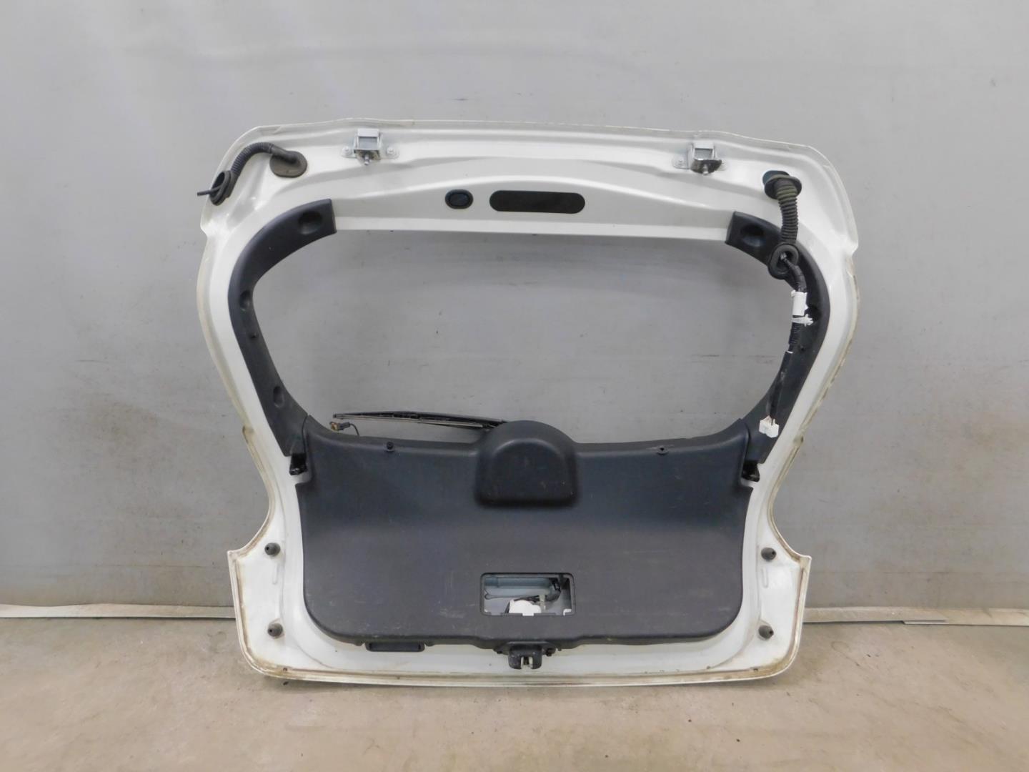 Дверь багажника