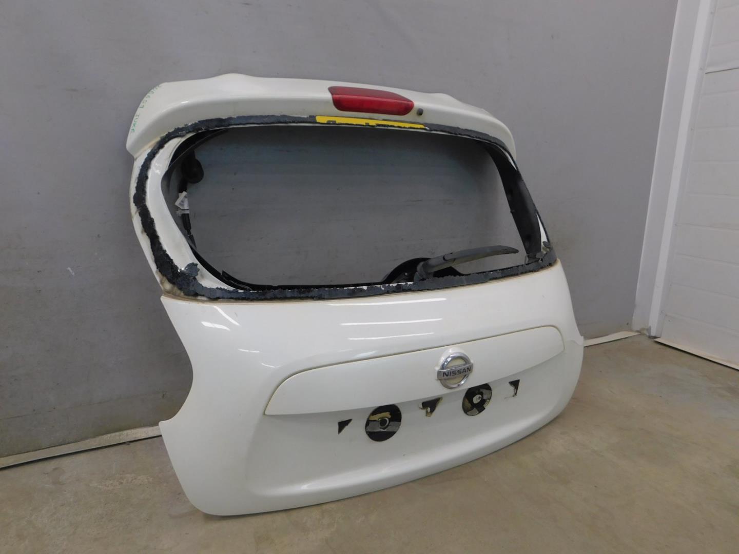 Дверь багажника