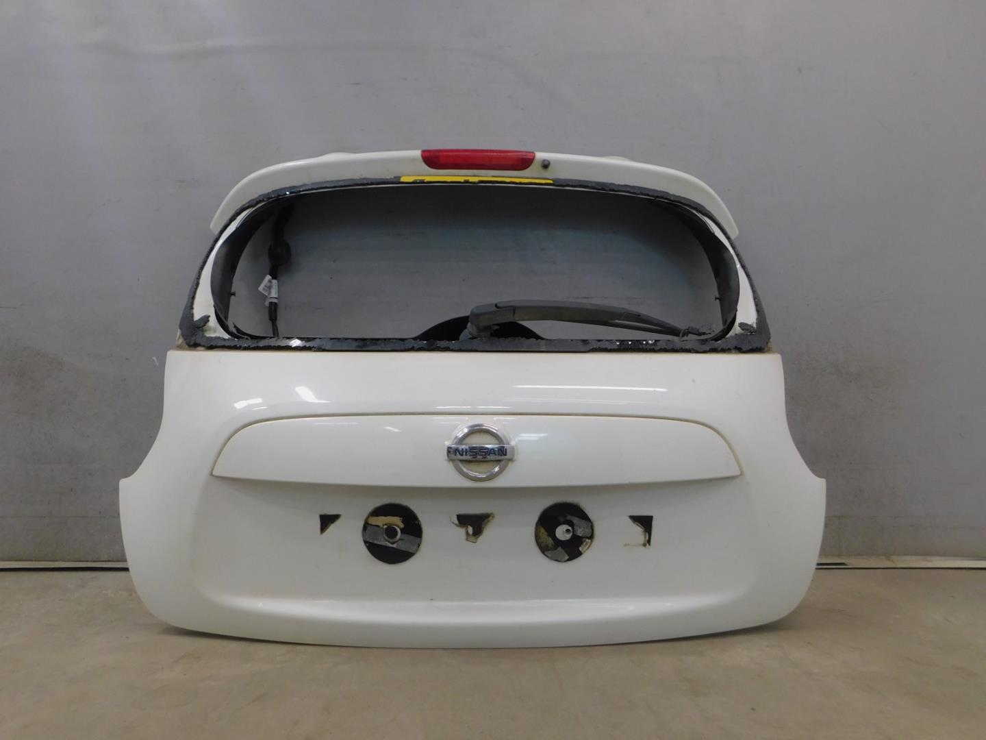 Дверь багажника