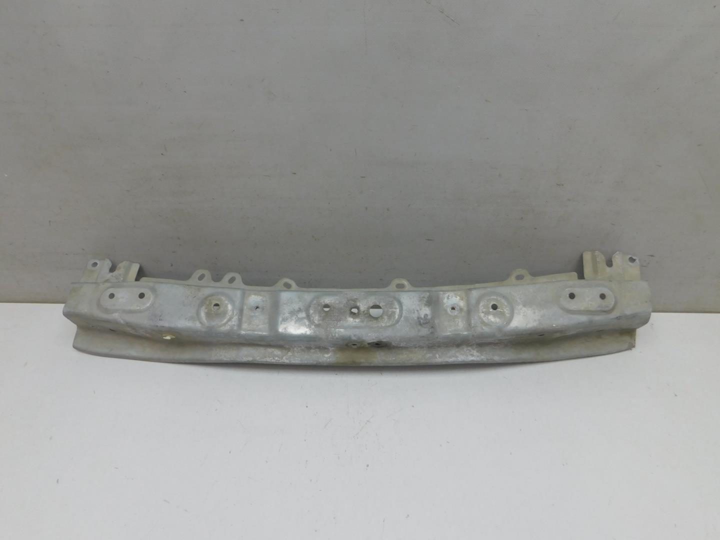 Усилитель переднего бампера