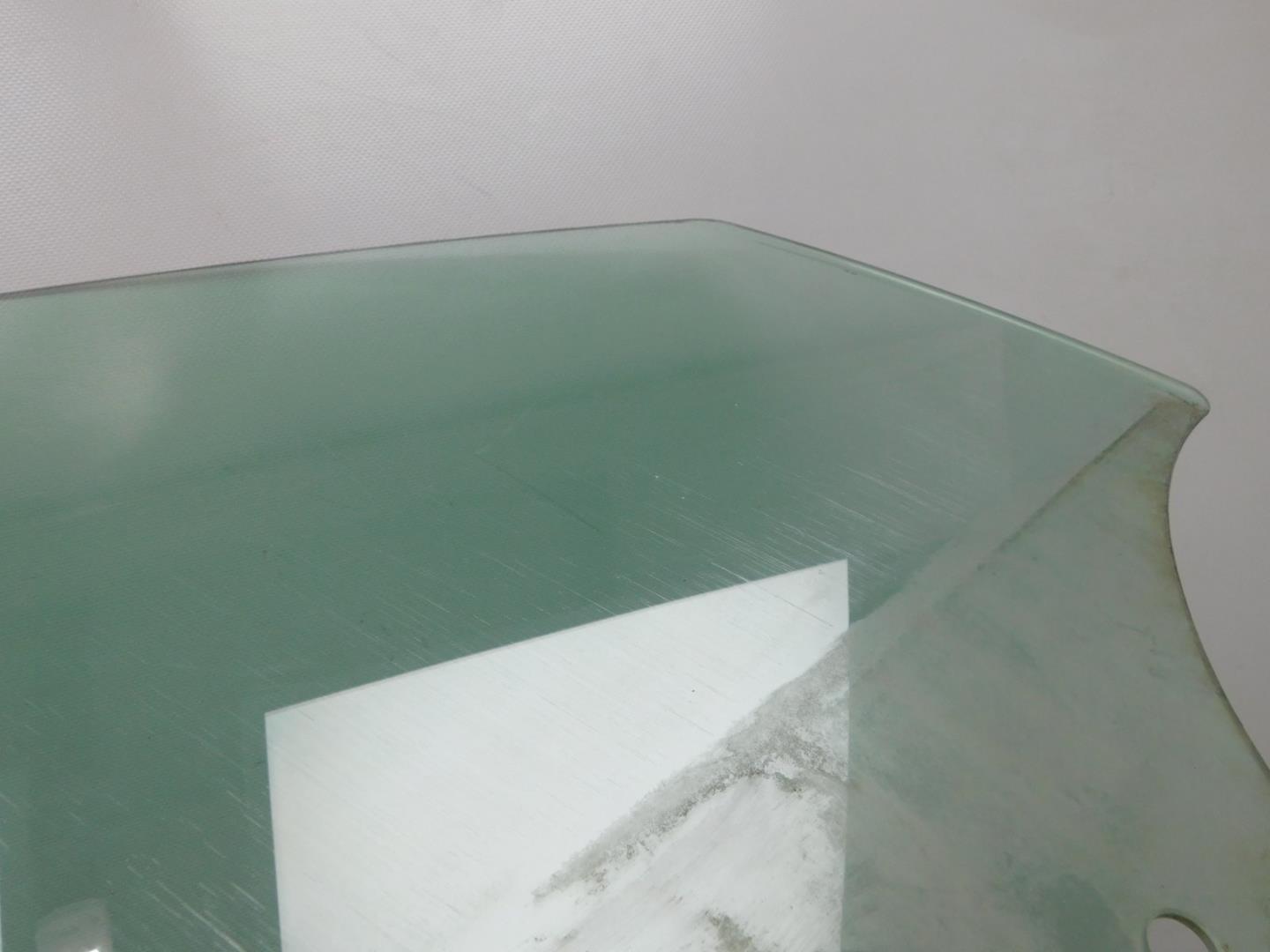 Стекло двери передней правой