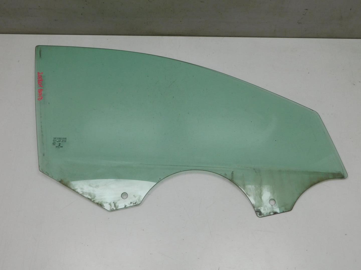 Стекло двери передней правой