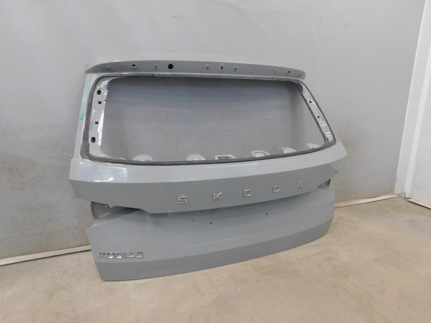 Дверь багажника