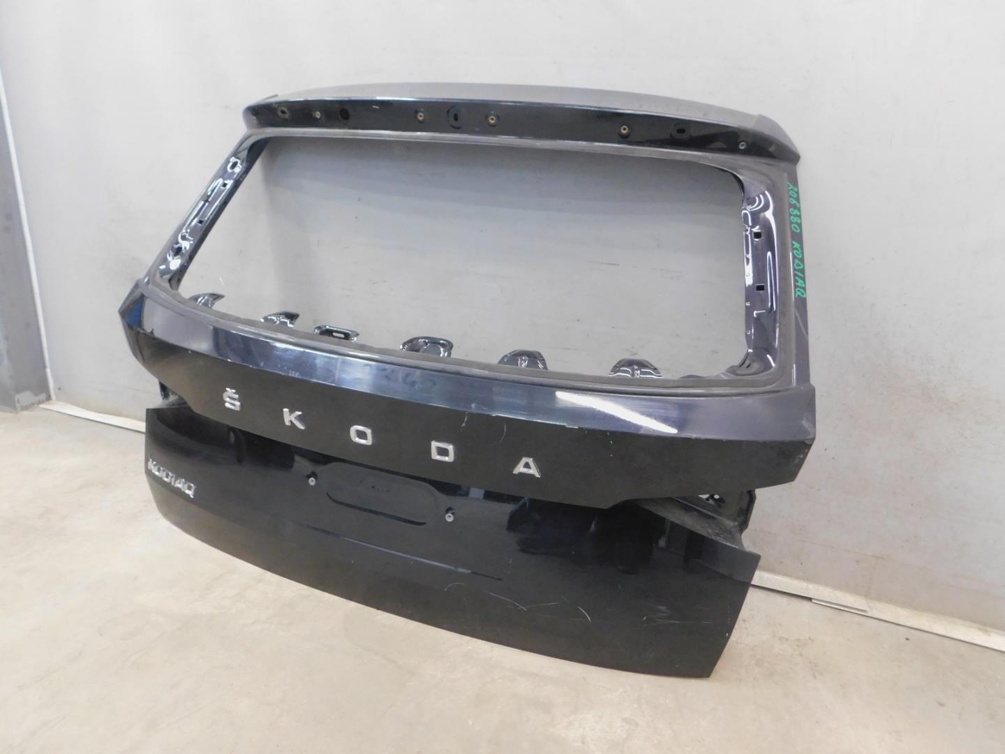 Дверь багажника