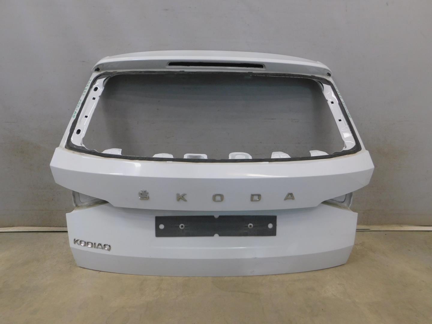 Дверь багажника