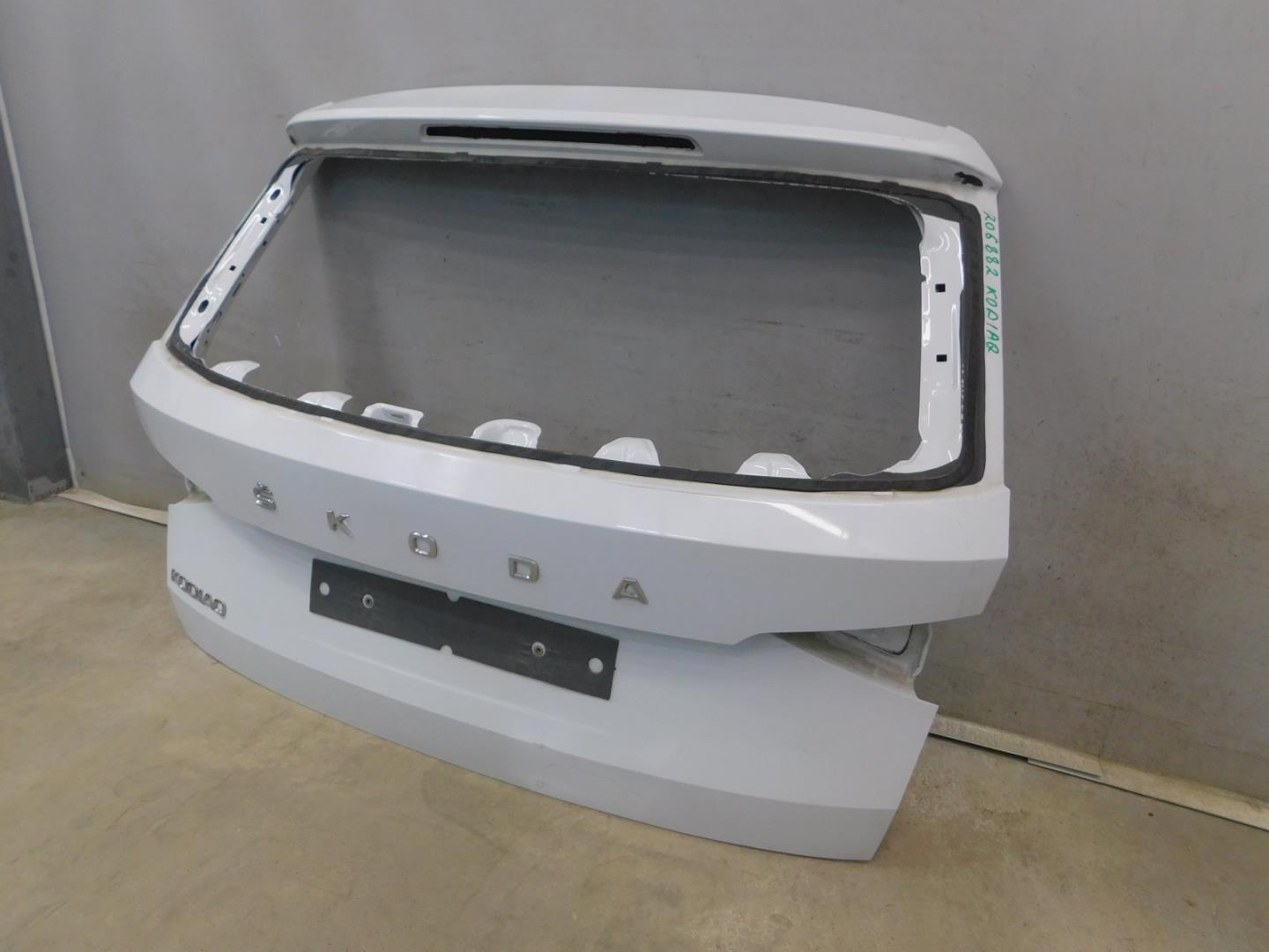 Дверь багажника