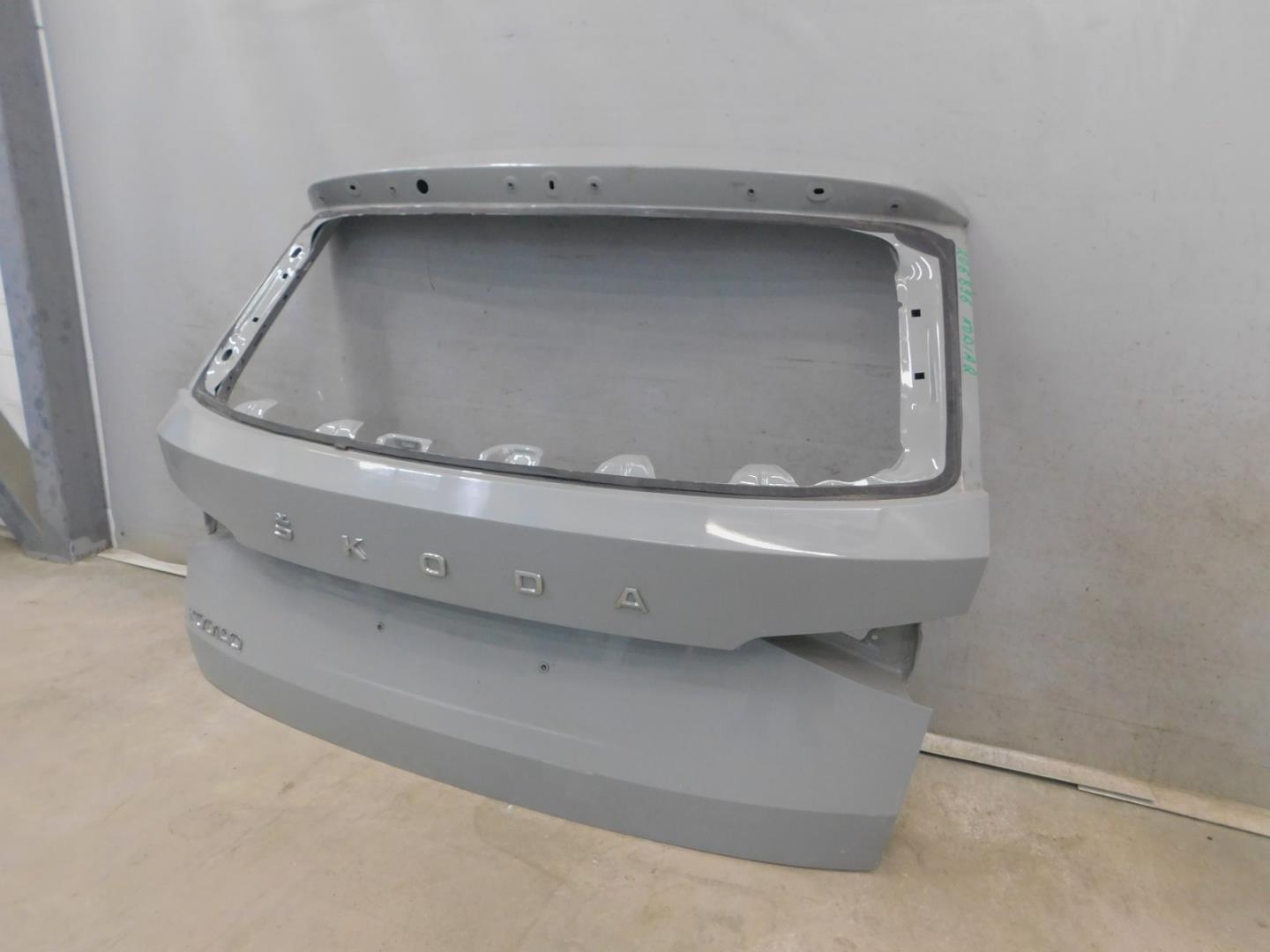 Дверь багажника