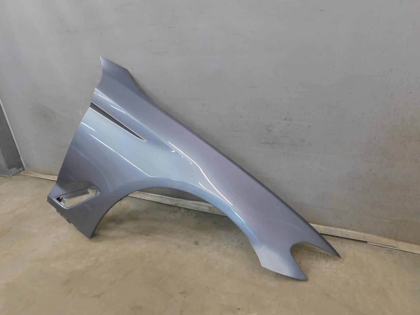 Крыло переднее правое