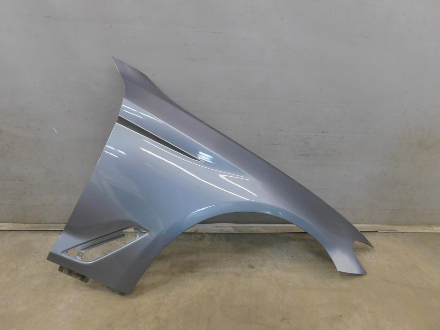 Крыло переднее правое