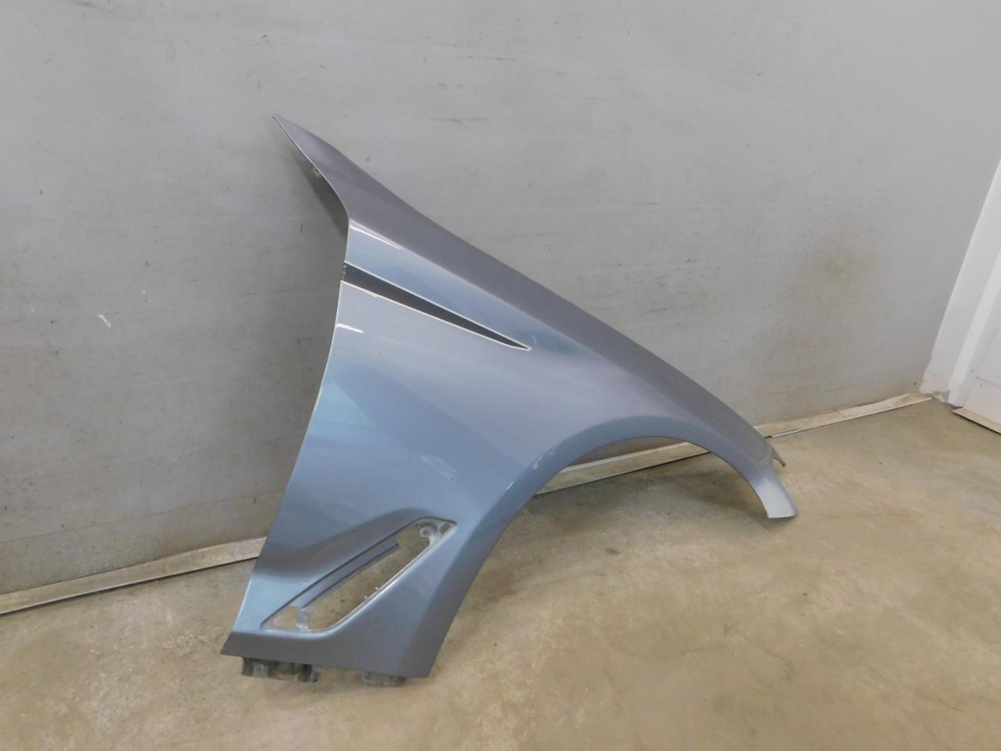 Крыло переднее правое