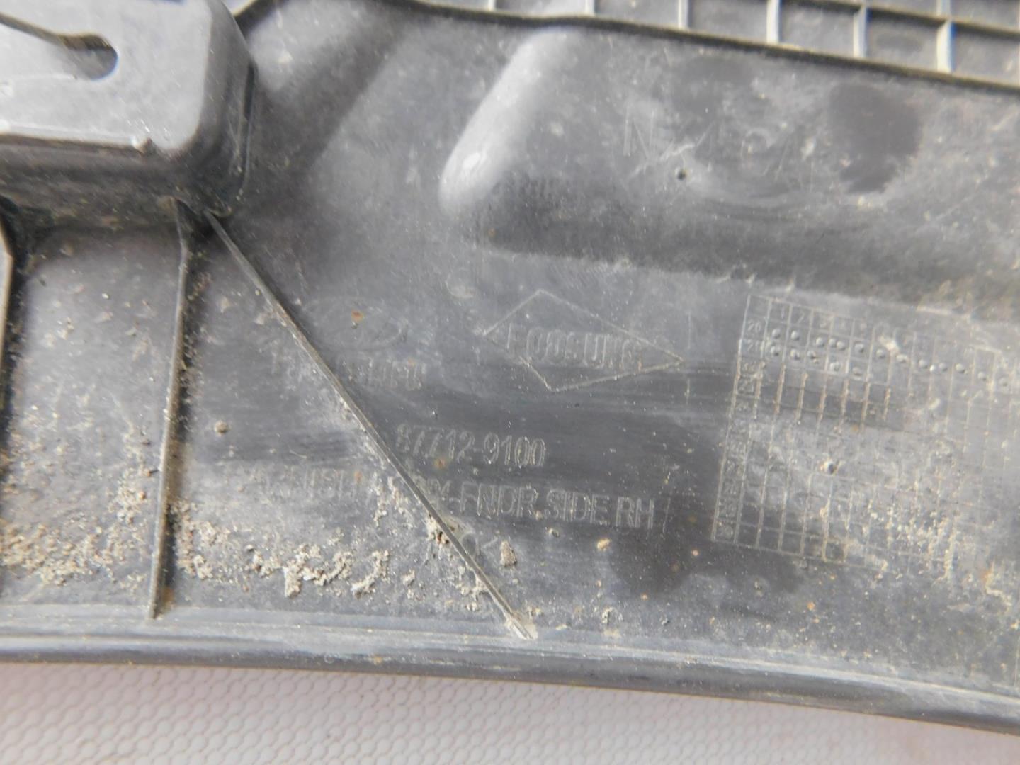 Накладка переднего крыла правого