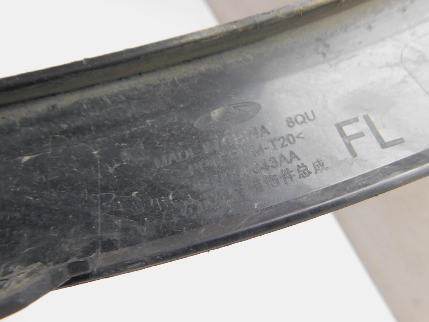 Накладка переднего крыла левого