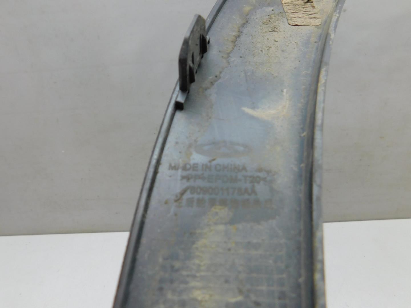 Накладка заднего крыла левого