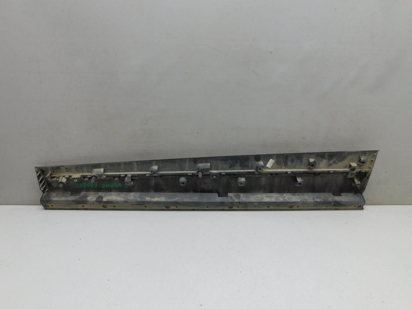 Накладка двери передней правой