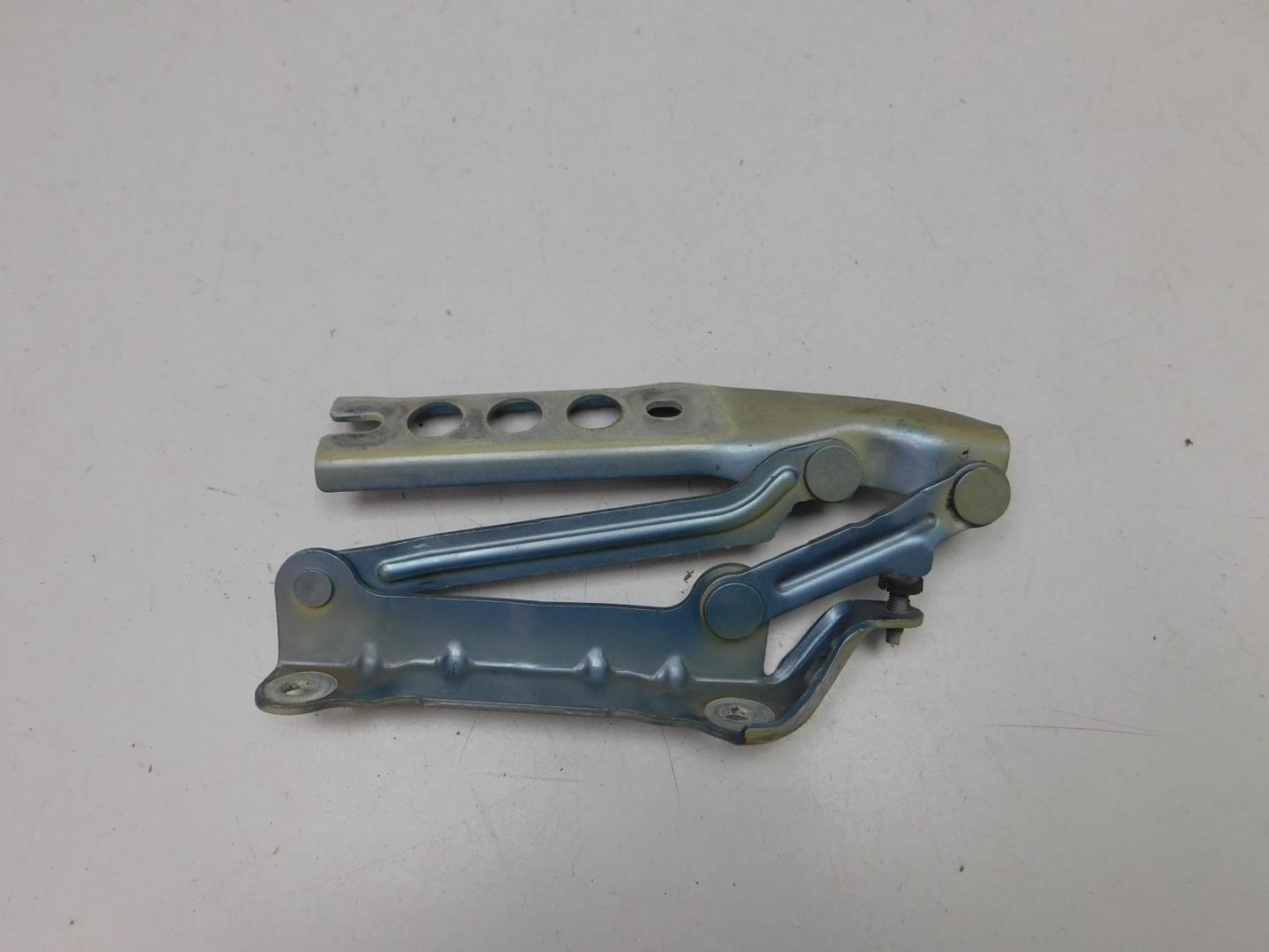 Петля капота левая