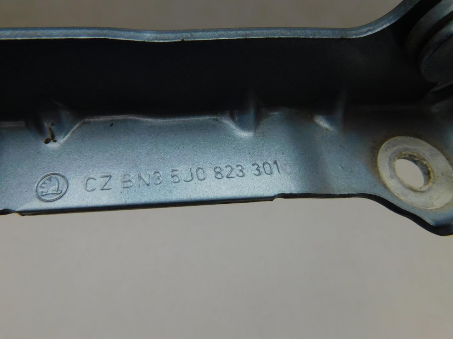 Петля капота левая